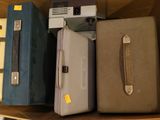 plusieurs bagages posés dans un carton sur une table