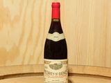 une bouteille de vin posée sur un tonneau
