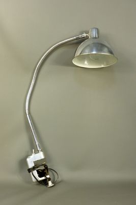une lampe posée sur une table à côté d'un mur