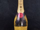 une bouteille de champagne sur fond noir