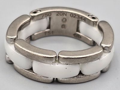 CHANEL Bague "ultra" en or blanc 750°° et céramique blanche …