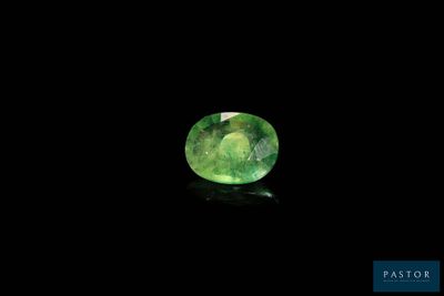 une tourmaline verte sur fond noir