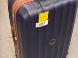 un bagage posé sur le sol