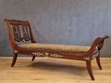 une photo d'un banc en bois dont l'assise est ornée d'un motif léopard