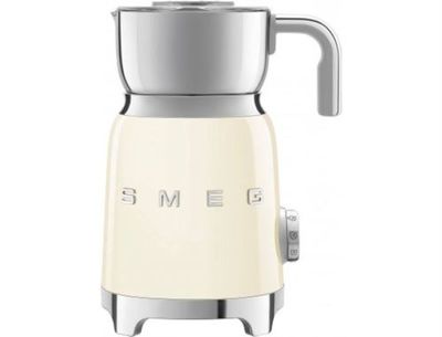 Le mixeur est blanc et porte l'inscription « Smeg ».