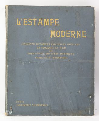 un vieux livre posé sur une table à côté d'un mur blanc