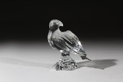 photographie en noir et blanc d'un oiseau en verre posé sur un rocher