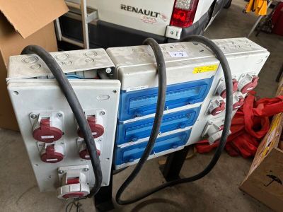 une photo d'un camion sur lequel se trouvent de nombreux équipements électriques