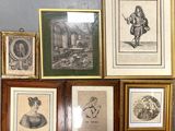 de nombreuses photos encadrées sur le mur de cette pièce