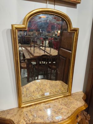 un miroir posé sur une table sur laquelle se trouve un miroir