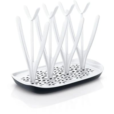 Plusieurs brosses à dents sont rangées dans un support posé sur un plateau blanc
