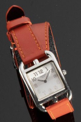 une montre posée sur une surface noire