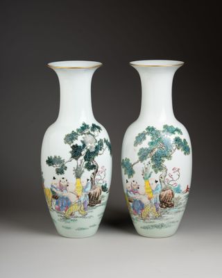 paire de vases chinois ornés de scènes représentant des personnages et des animaux