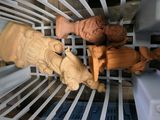 un panier rempli de figurines en argile posé sur une table