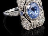 bague en saphir bleu et diamant sur fond noir