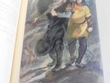 un livre ouvert avec la photo d'un homme et d'une femme