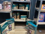Deux livres sont posés par terre devant une bibliothèque.