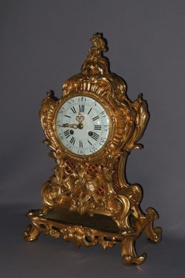 une horloge en or posée sur une table