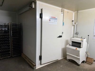une photo d'une pièce dans laquelle se trouve un congélateur
