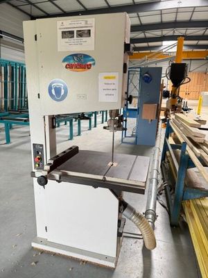 une machine qui se trouve dans un bâtiment