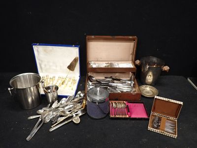 une boîte contenant des couverts et d'autres couverts posés sur une table