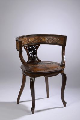 chaise en bois avec un dossier et une assise sculptés