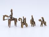 trois figurines en bronze représentant un homme à cheval et une femme à cheval