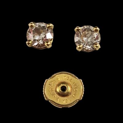 trois paires de boucles d'oreilles en or et diamants sur fond noir