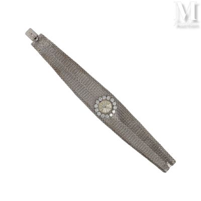 une image représentant une montre en argent ornée d'un diamant sur le cadran