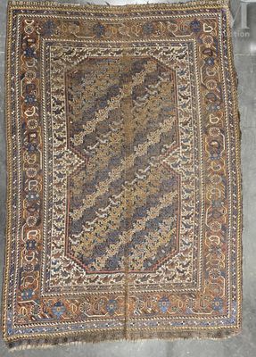 un vieux tapis à motifs posé par terre