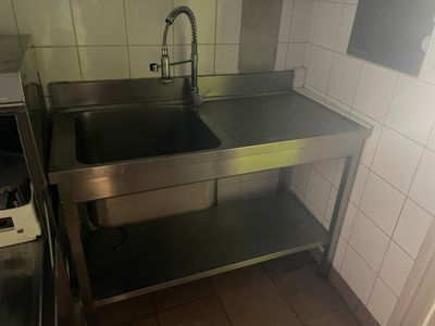un évier en acier inoxydable dans le coin d'une cuisine