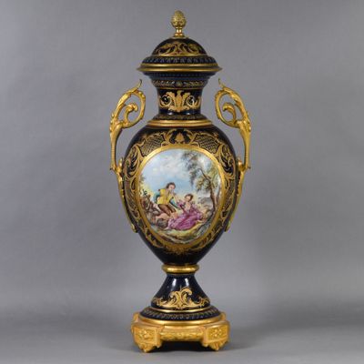 l'image d'un vase sur lequel figure une peinture