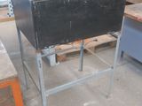 une table noire qui se trouve au milieu d'une pièce