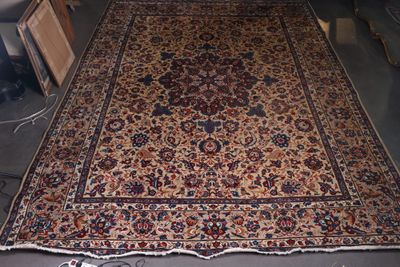 un grand tapis oriental sur le sol d'une pièce