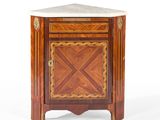 une armoire en bois avec un plateau en marbre sur fond blanc