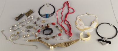 beaucoup de bijoux posés ensemble sur la table