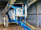 un gros plan d'un tracteur bleu garé à l'intérieur d'un bâtiment