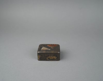 une vieille boîte en métal ornée d'un motif sur un fond blanc