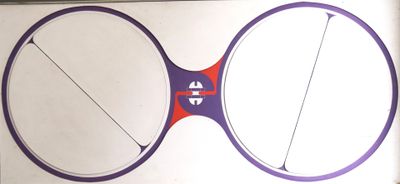 la photo d'une photo représentant une paire de lunettes accrochée au mur