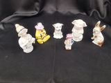 cinq figurines d'animaux posées sur un tissu noir