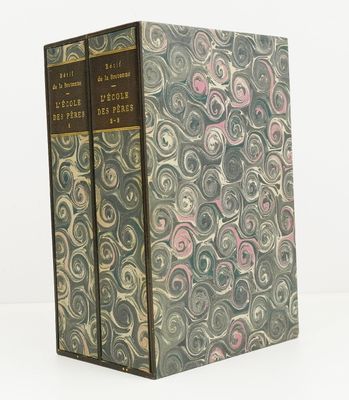 un vieux livre dont la couverture est ornée de motifs en spirale