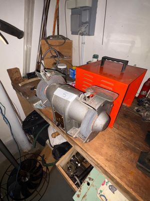 une machine posée sur une table dans une pièce