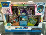 vitrine de cartes Pokémon dans un magasin, exposées à la vente sur une table