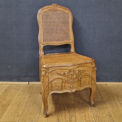CHAISE DE COMMODITE cannée d’Epoque Louis XV en hêtre moulur…