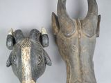 deux œuvres d'art accrochées au mur d'une pièce