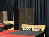 beaucoup de tables et de chaises recouvertes d'une nappe rouge et noire