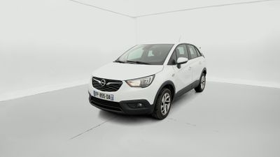 une voiture blanche dans une pièce blanche au sol blanc