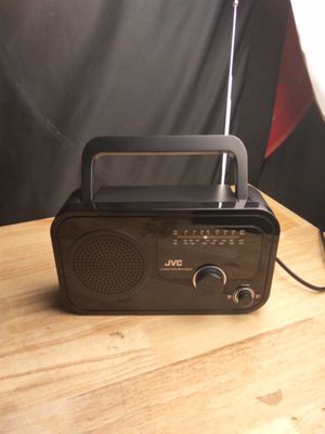 une radio posée sur une table à côté d'une lampe