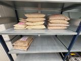 de nombreux sachets de pain sur les rayons du magasin