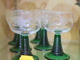 quatre verres à vin posés sur une table en verre